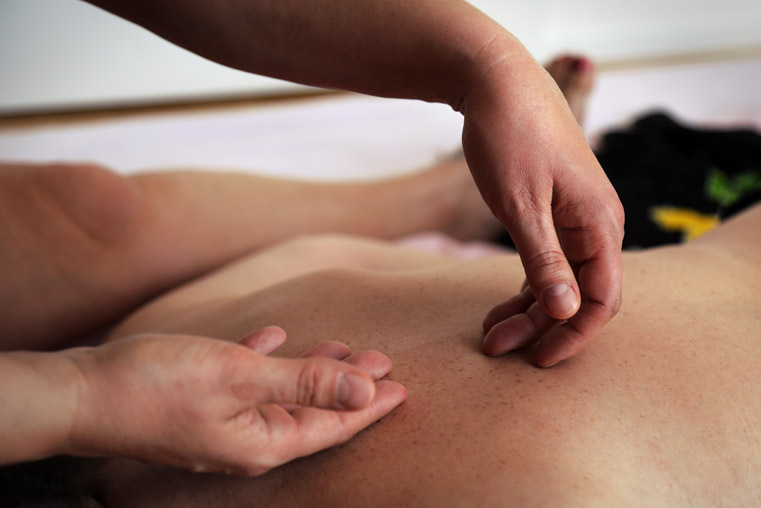 Massage du dos du bout des doigts